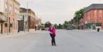 一名妇女站在阿莱多市中心的街道上